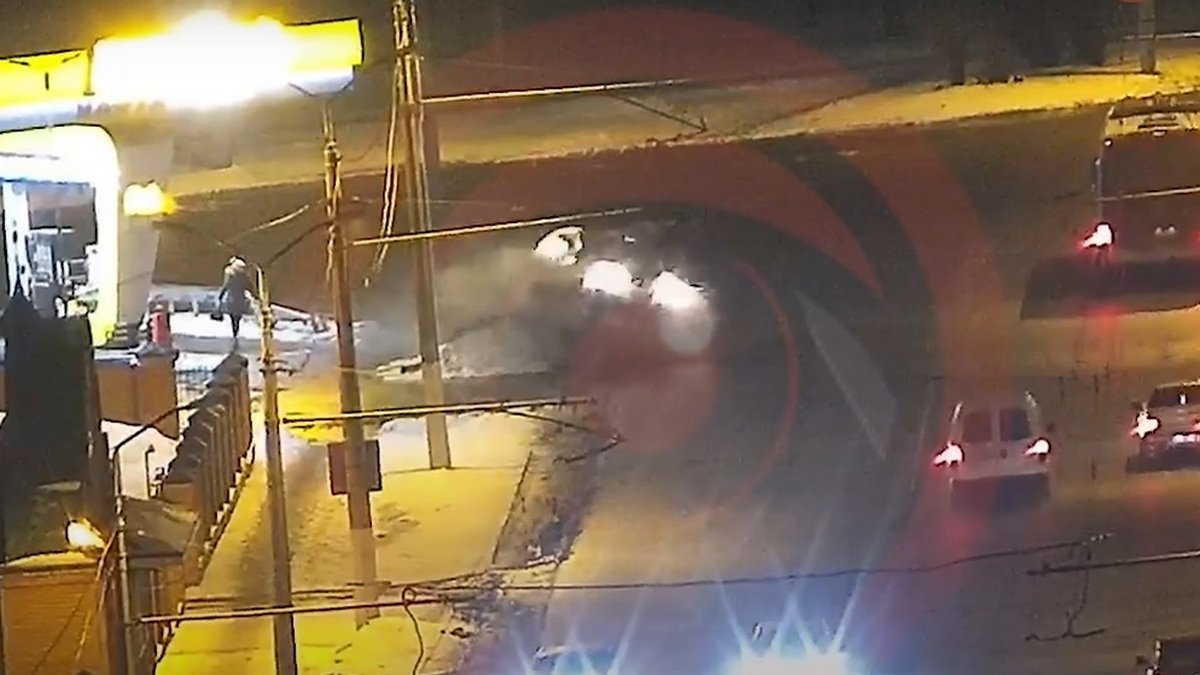 Видео момента ДТП: в Днепре на Лисиченко возле БРСМ перевернулся Hyundai и задел Citroen