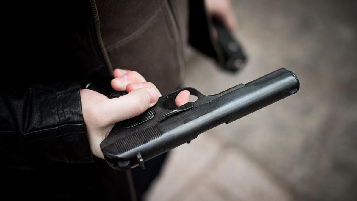 В Днепре компания подростков зашла в супермаркет с огнестрельным оружием