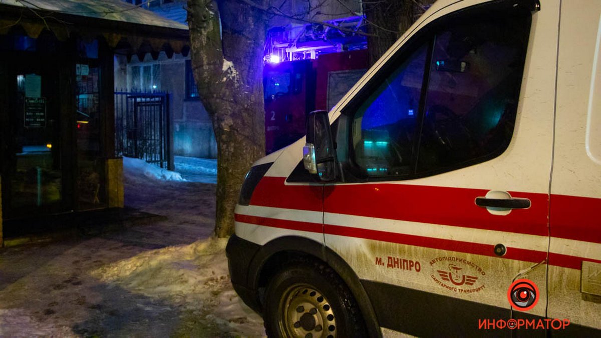 В Днепре полицейские эвакуировали людей из горящей квартиры на Писаржевского: видео с бодикамеры