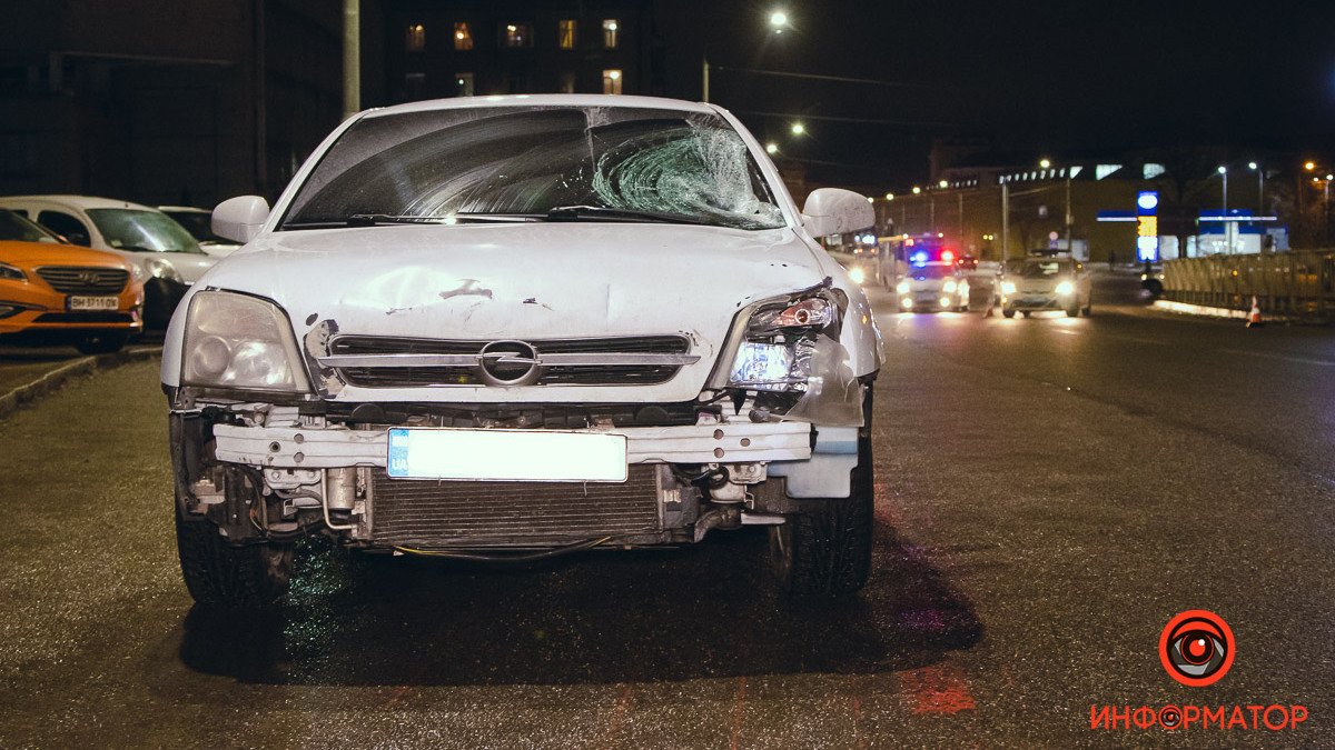В Днепре возле автовокзала Opel сбил женщину: пострадавшую забрала скорая