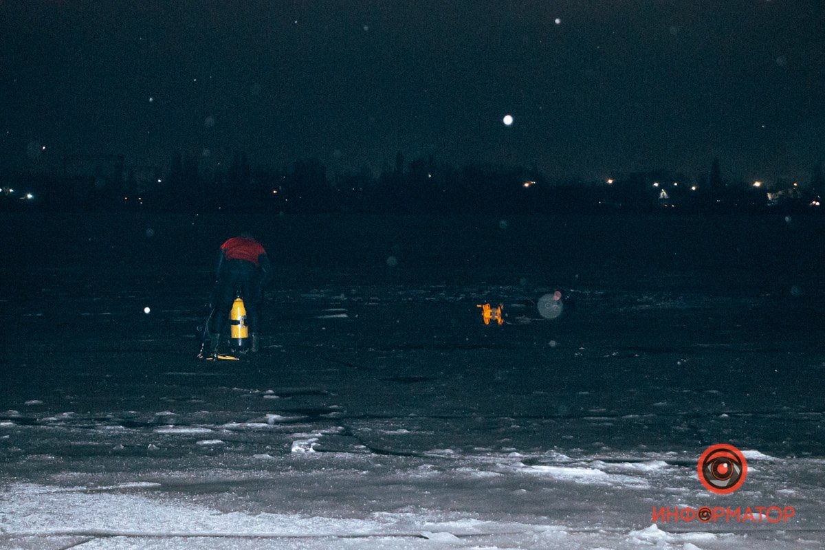 В Днепре на Монастырском острове 17-летний парень провалился под лед: водолазы достали тело