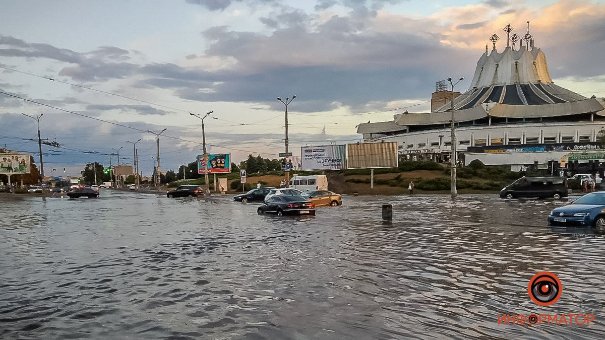 Центр Днепра после дождей превращается в озеро: когда решат проблему