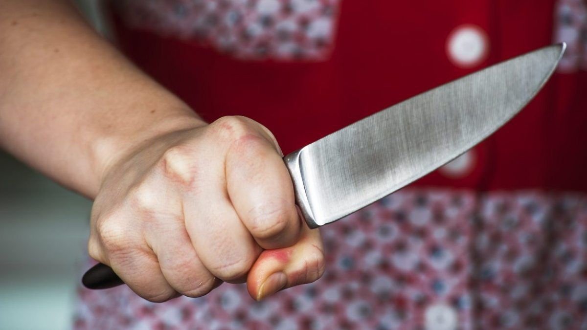 В Днепре на Слобожанском проспекте женщина ударила мужа ножом в живот: в квартире были маленькие дети