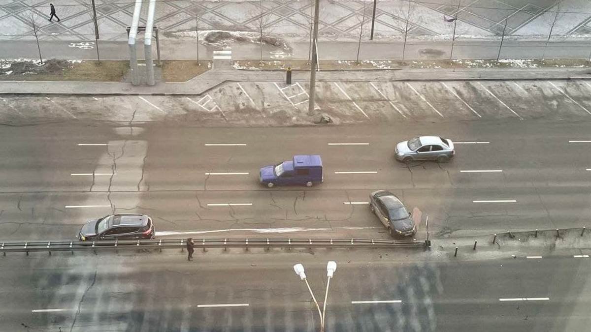 В Днепре на Набережной Победы столкнулись Volkswagen службы Uklon и Toyota: видео момента ДТП