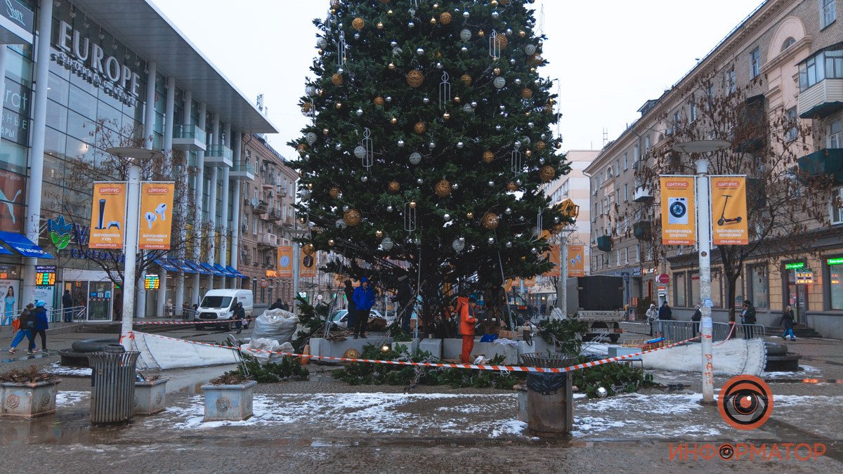 Никакого праздника: в центре Днепра разбирают главную елку города и другие новогодние украшения