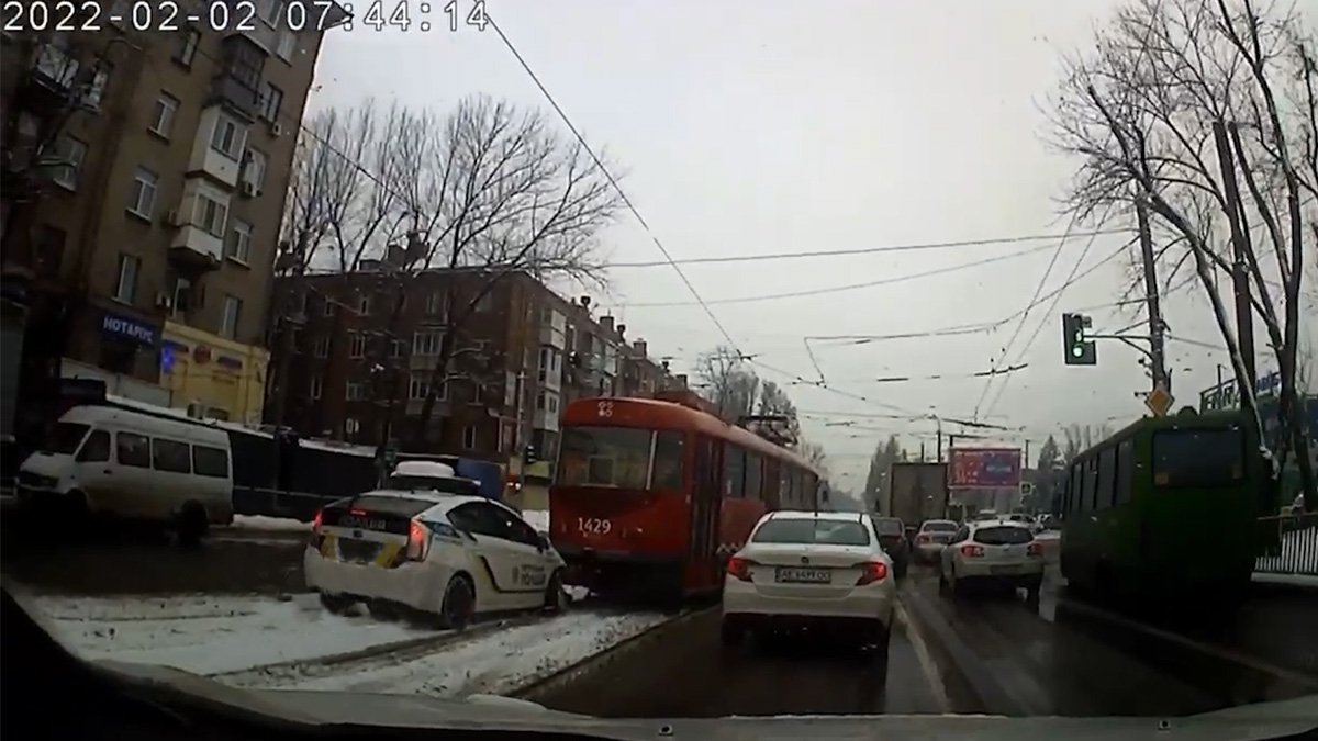 В Днепре на Богдана Хмельницкого патрульная машина врезалась в трамвай: видео момента
