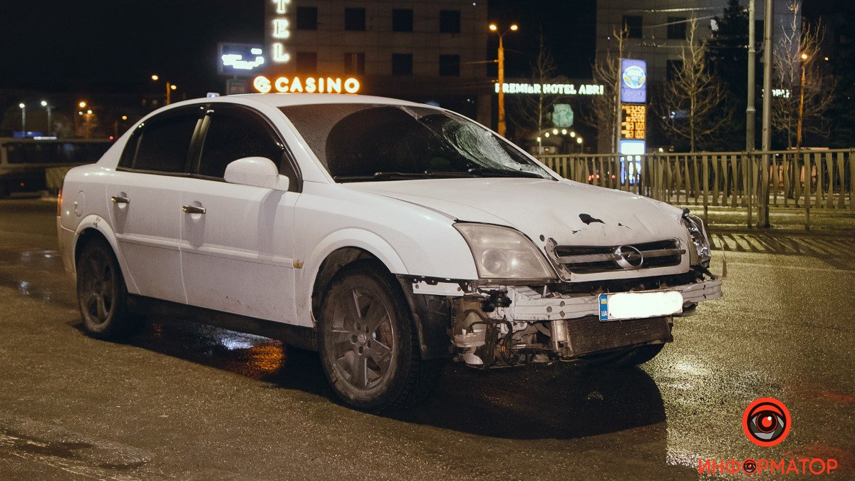 В Днепре возле автовокзала Opel сбил женщину: поиск очевидцев