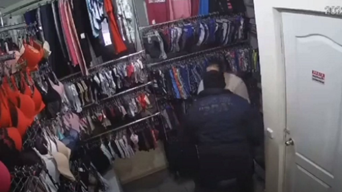 В Кривом Роге покупатель пытался изнасиловать продавщицу в магазине: видео момента