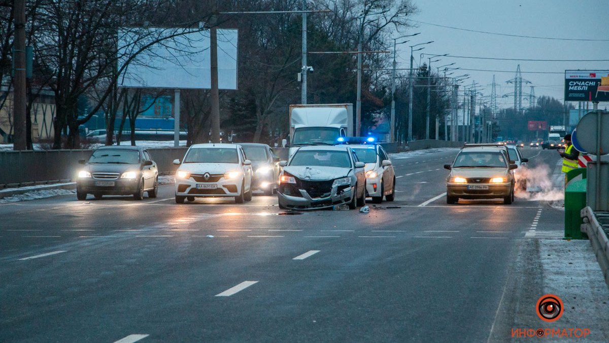 В Днепре на Набережной Заводской Hyundai врезался в Peugeot: видео момента