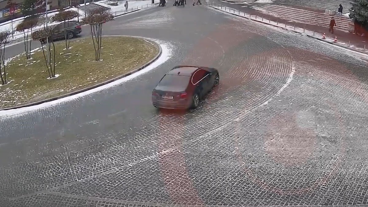 В Днепре на площади Шевченко водитель "дрифтовал" на брусчатке: видео момента