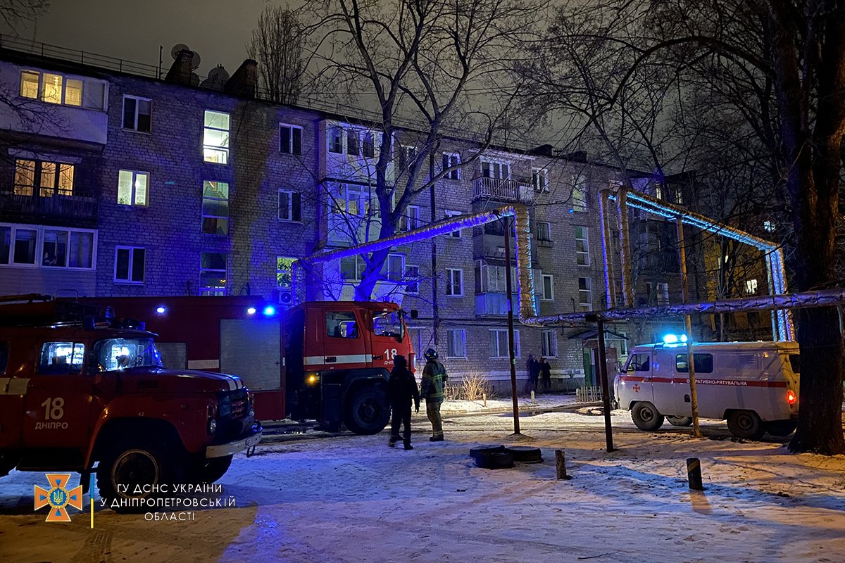 В Днепре горела двухкомнатная квартира: из пожара вывели двух женщин