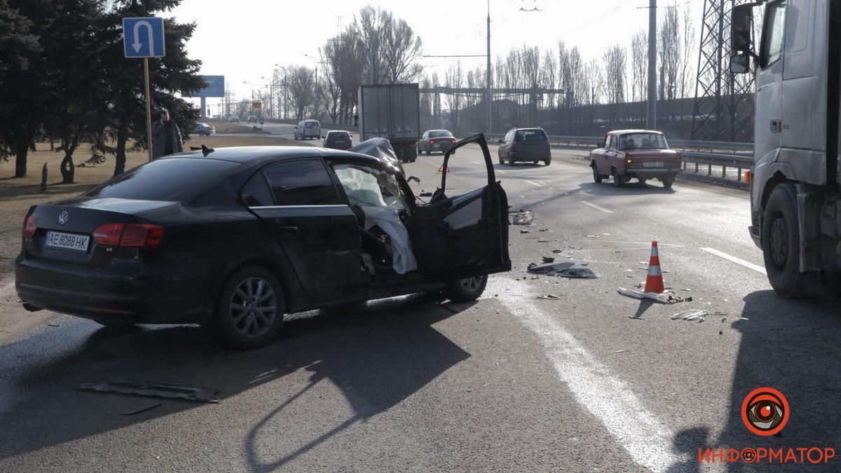 В Днепре на Набережной Заводской пьяный водитель Volkswagen врезался в грузовик: девушка в крайне тяжелом состоянии