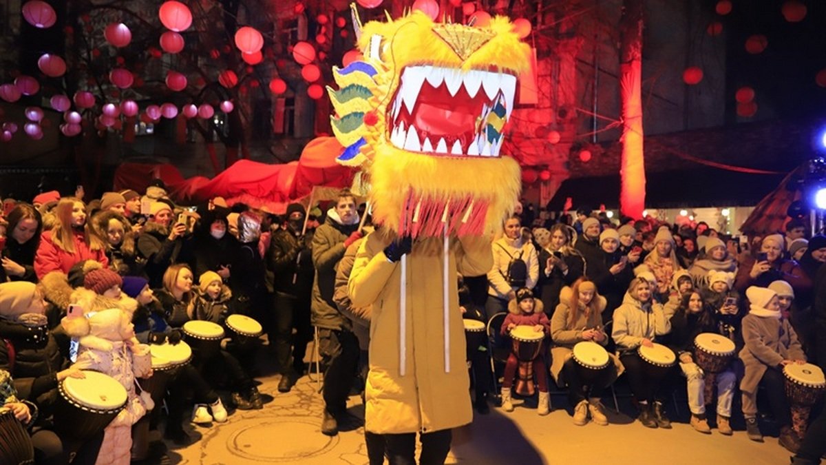 Театрализованные выступления, мастер-классы и танец Золотого дракона: в Днепре с размахом отпраздновали Китайский Новый год