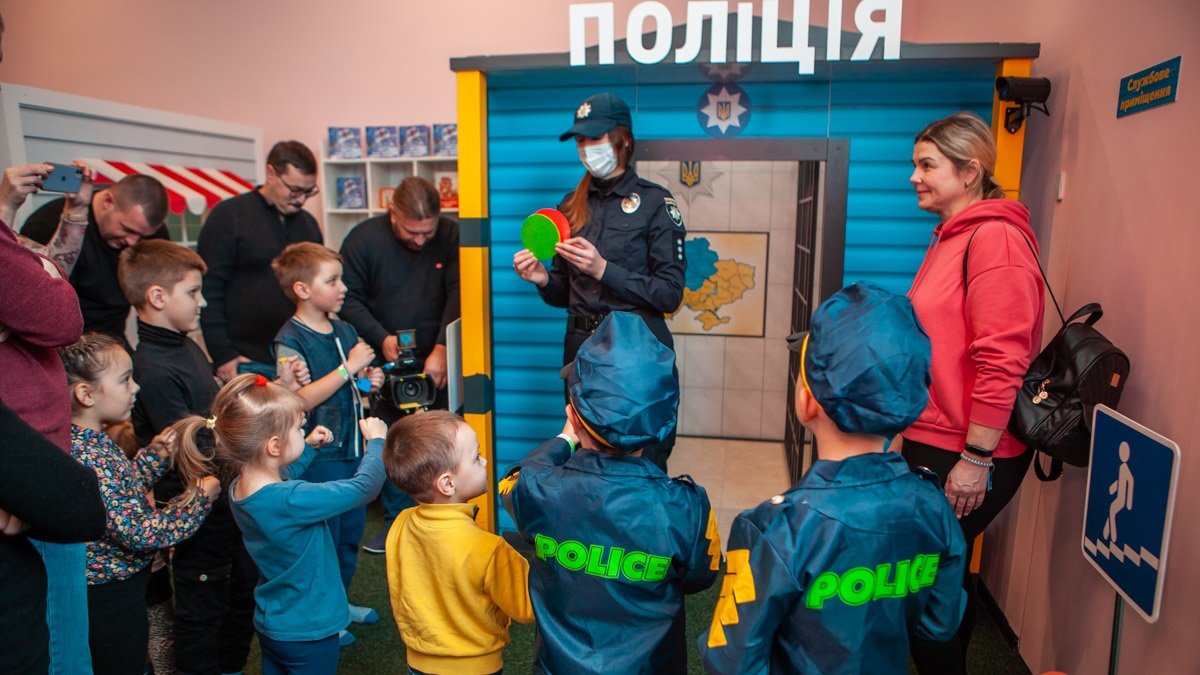 В Днепре спасатели и полицейские планируют каждую субботу учить малышей правилам безопасности в Dkids