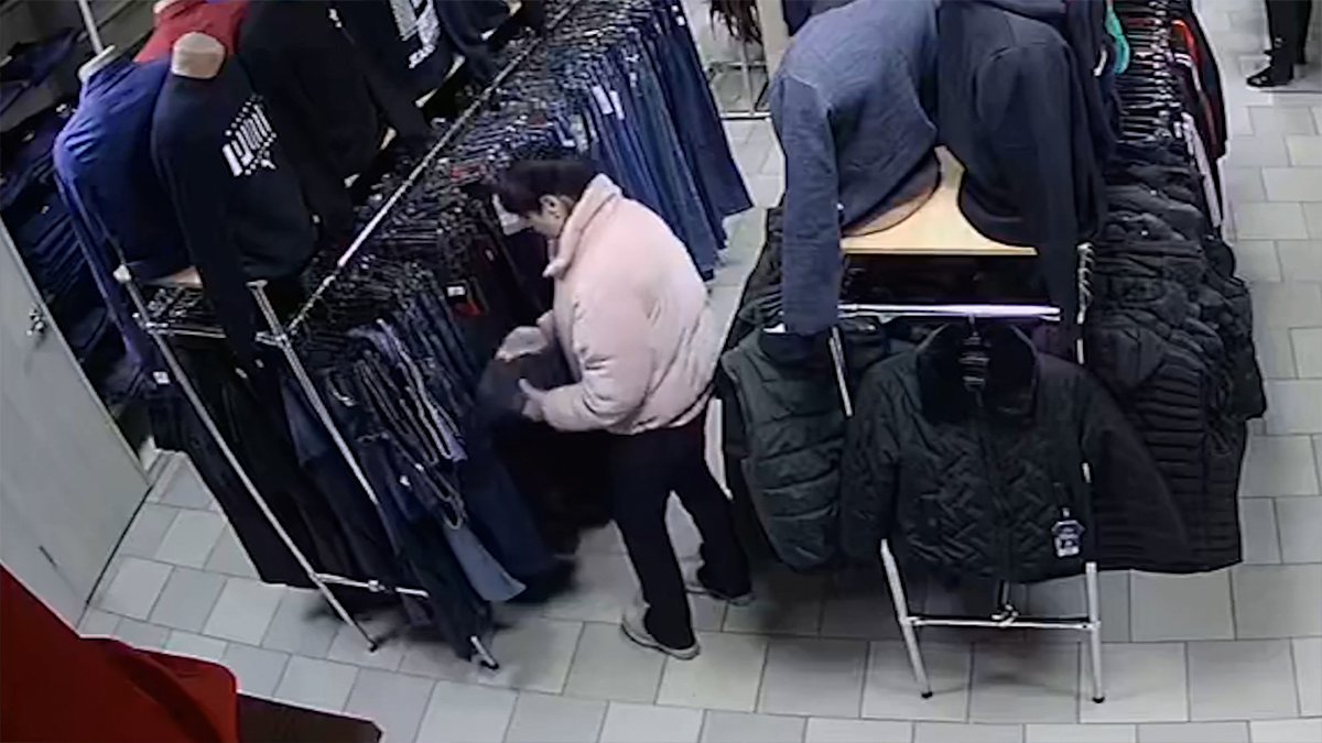 В Днепре женщина украла джинсы в магазине и попалась на камеры
