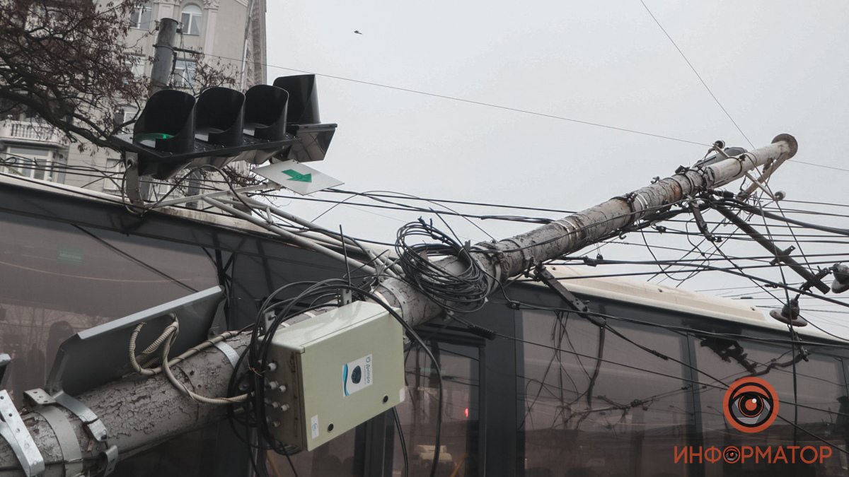 В Днепре на Яворницкого грузовик задел оборванные провода, на автобус упал столб: видео момента