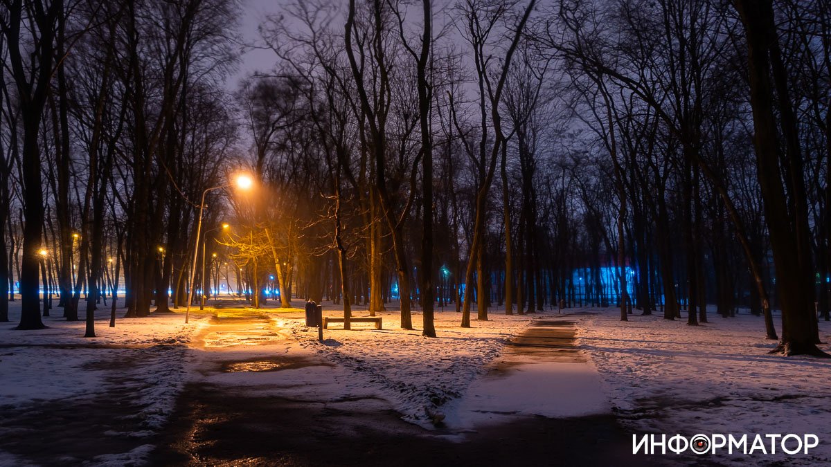 Печаль, меланхолия и мокрый снег: как выглядит парк Богдана Хмельницкого ночью
