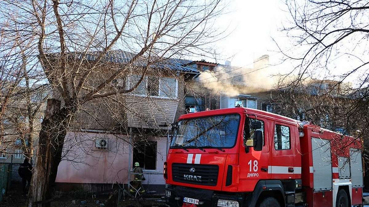 В Днепре на Ладожской горела квартира: 67-летняя женщина не могла выбраться