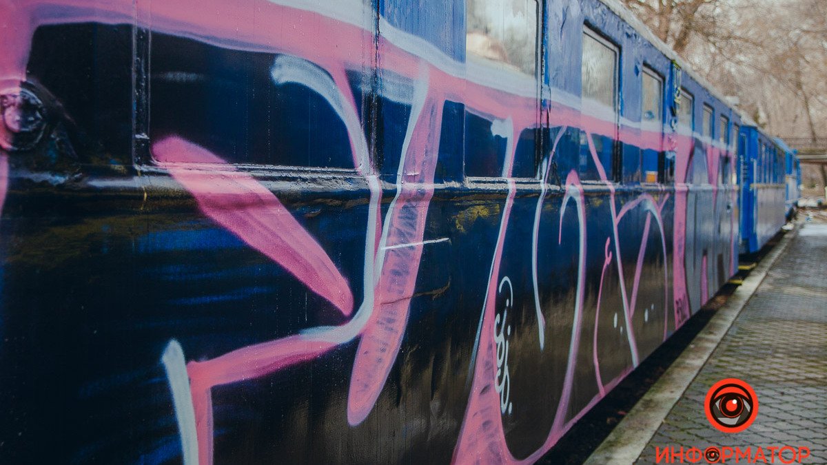 В Днепре вандалы обрисовали вагон детской железной дороги в парке Глобы и сняли все на видео