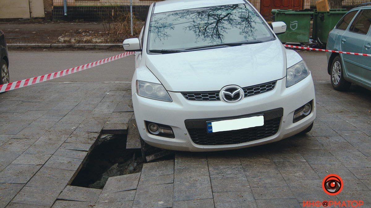 В Днепре на улице Ивана Акинфеева под припаркованной Mazda провалилась плитка