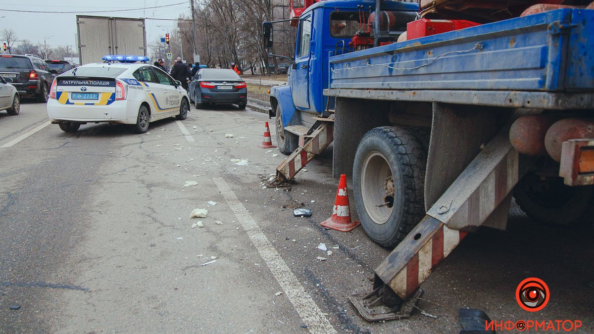 В Днепре на Набережной Победы грузовик задел автовышку с людьми: состояние пострадавших