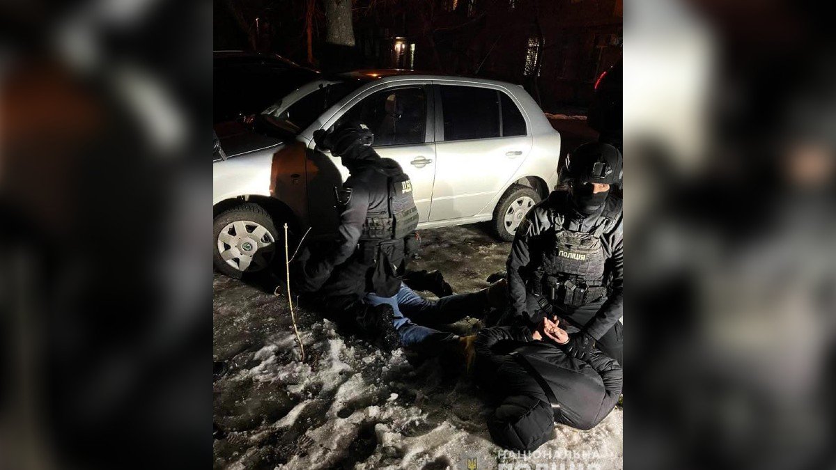 Трое полицейских из Днепра в Киеве похитили мужчину и требовали 12 тысяч долларов