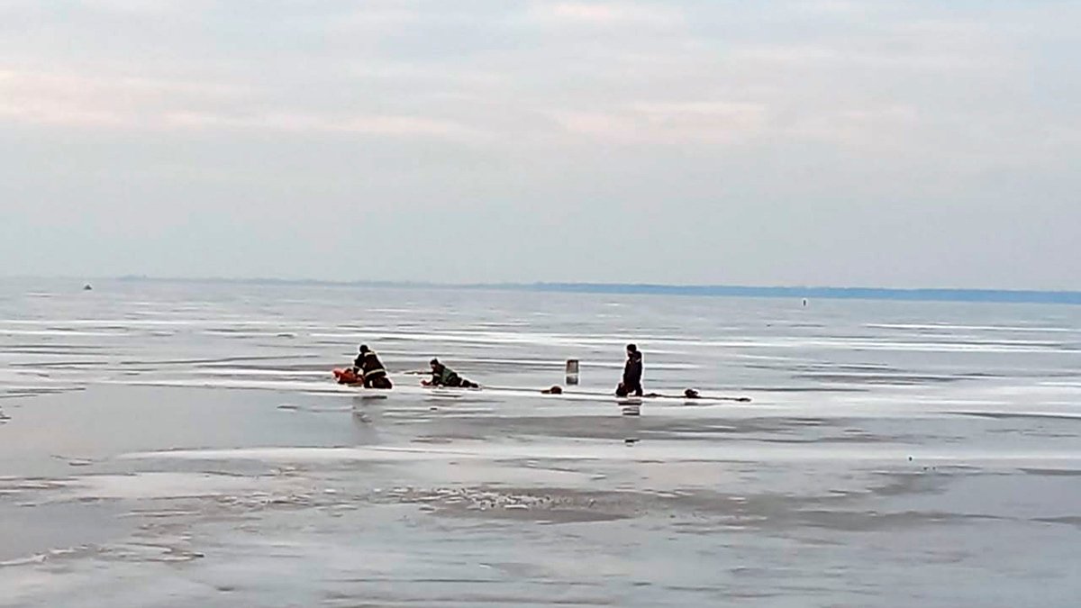 На Днепре двое рыбаков провалились под лед: один попал в больницу, тело второго не нашли