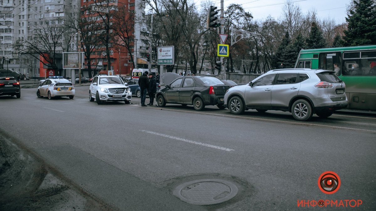 В Днепре на Фабра столкнулись Mercedes, Dacia и Nissan: пострадал мужчина