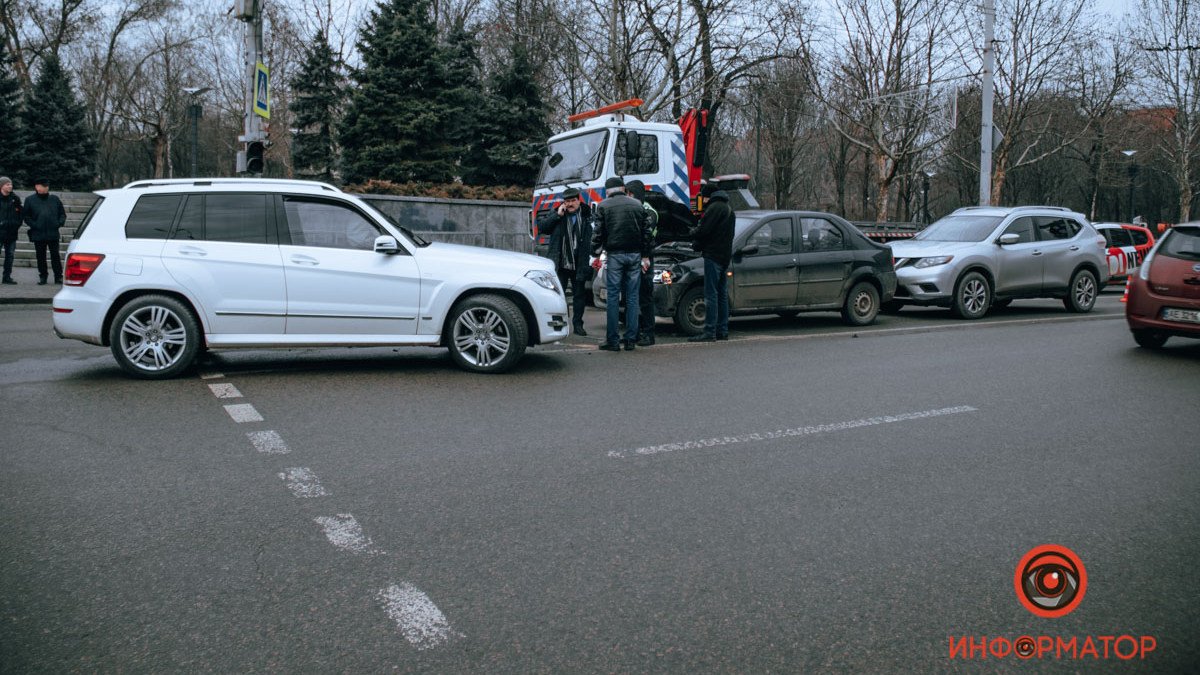 В Днепре на Фабра столкнулись Mercedes, Dacia и Nissan: видео момента