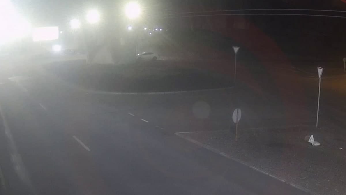 В Днепре под Мерефо-Херсонским мостом Toyota влетела в стену: видео момента