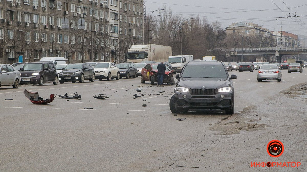 В Днепре на Слобожанском проспекте столкнулись BMW и такси Uklon