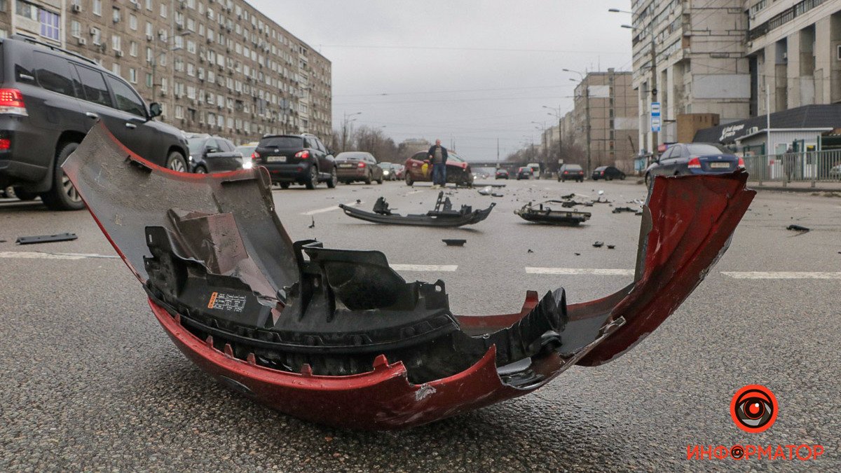 В Днепре на Слобожанском проспекте столкнулись BMW и такси Uklon: видео момента