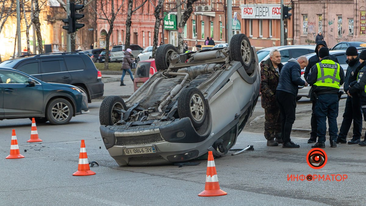 В Днепре на проспекте Поля столкнулись Volkswagen и Chery: машина перевернулась на крышу