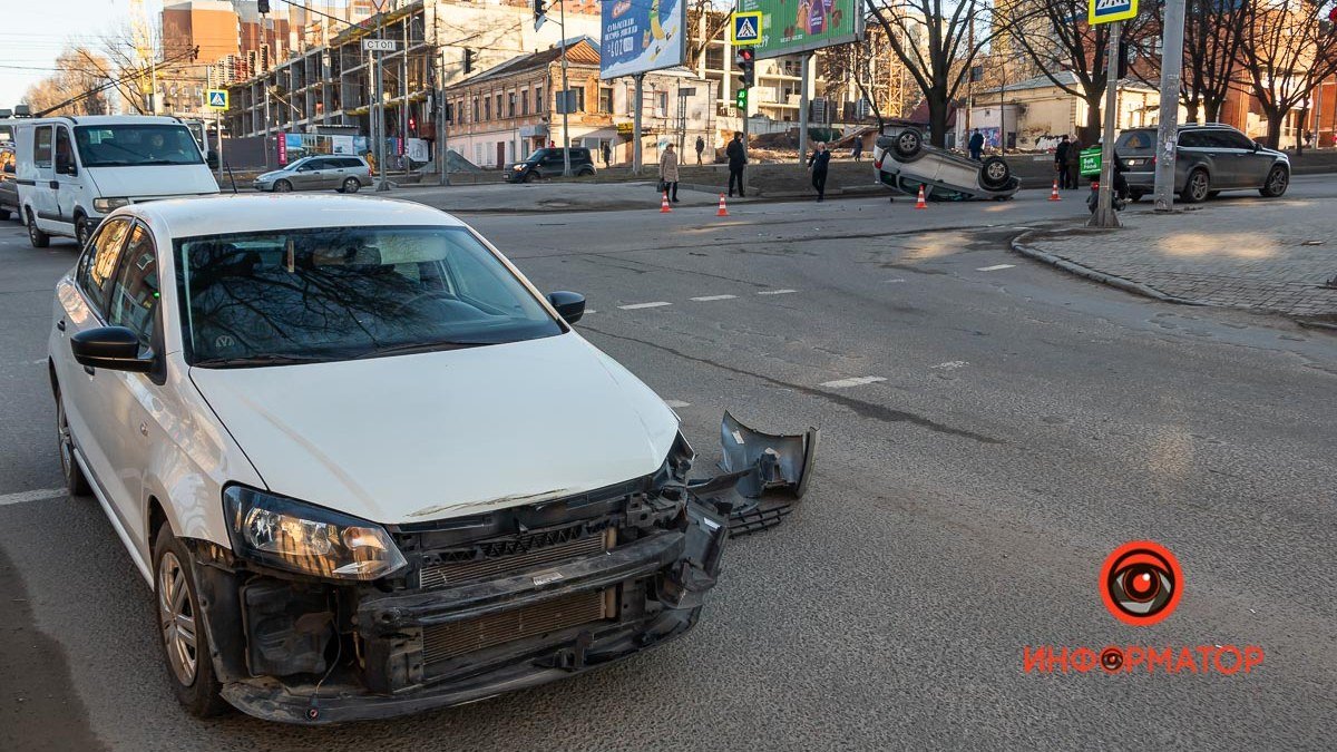 В Днепре на проспекте Поля столкнулись Volkswagen и Chery: видео момента