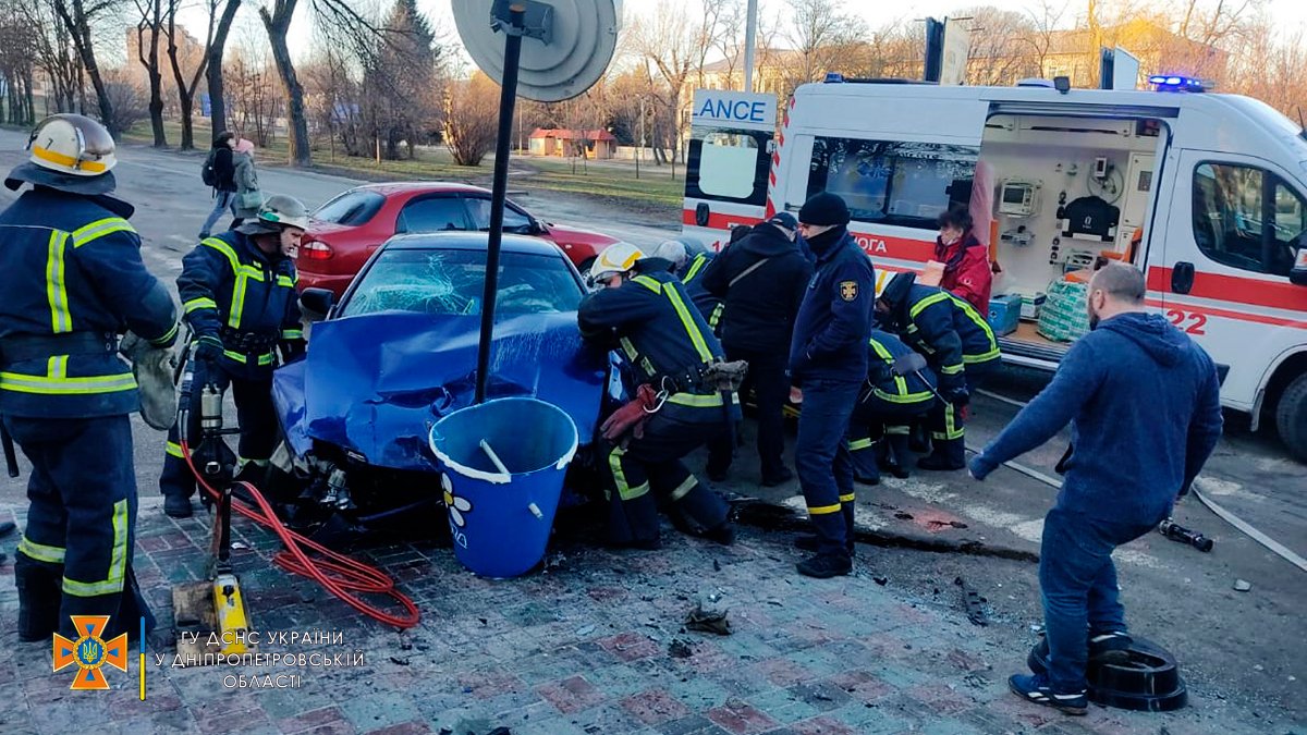 В Каменском столкнулись Mazda и Chevrolet: трое пострадавших