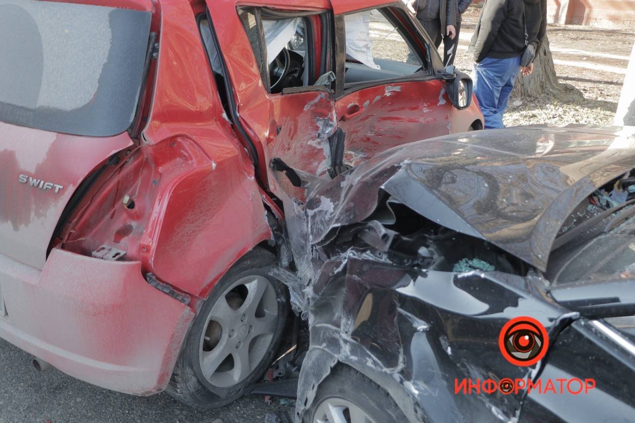 В Днепре на проспекте Богдана Хмельницкого столкнулись Suzuki и Toyota: пострадали два человека