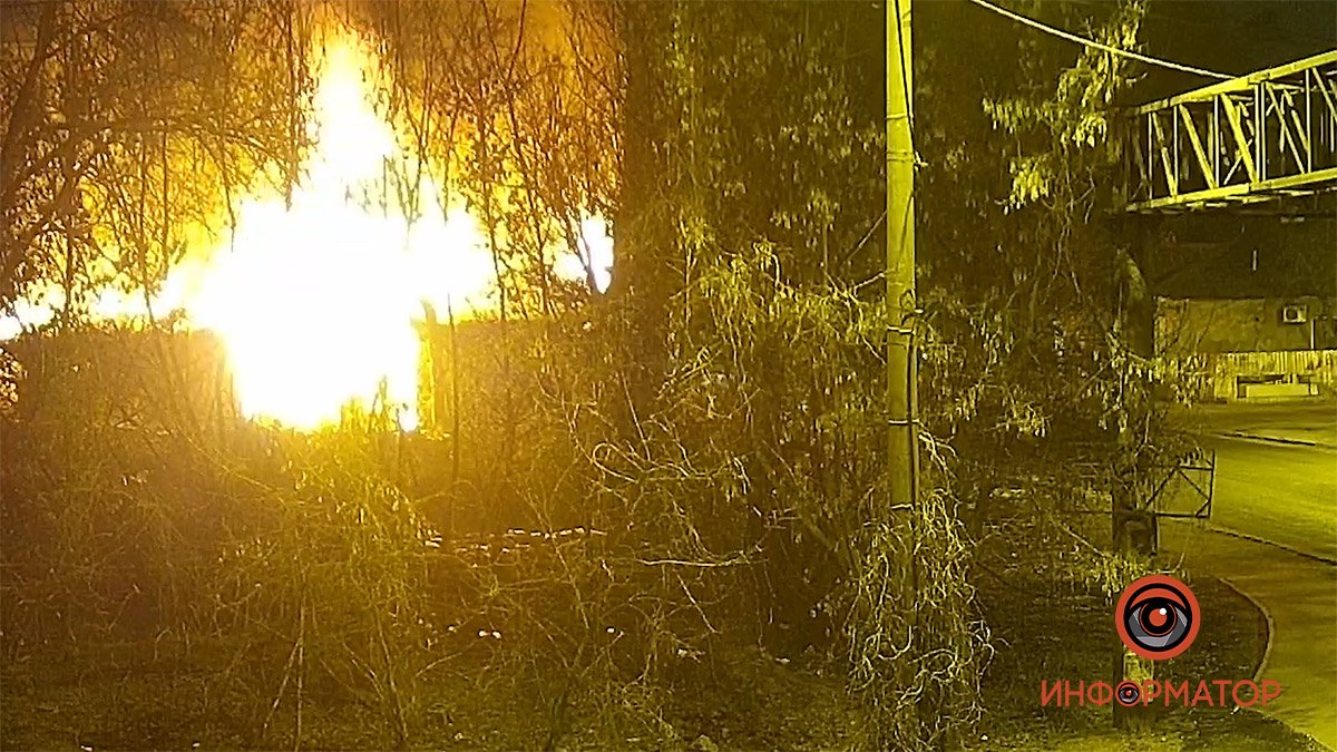 В Днепре на Щепкина мужчина поджег дом молодой семьи: видео с места пожара