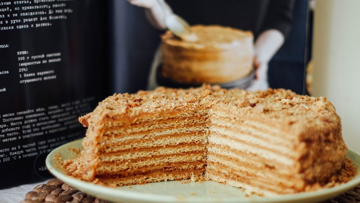 Простые и вкусные рецепты: как приготовить торт «Медовик»