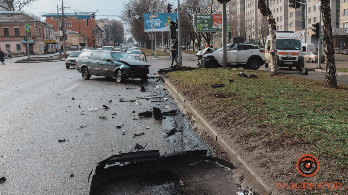В Днепре на проспекте Поля столкнулись Mazda и Volkswagen: двое пострадавших