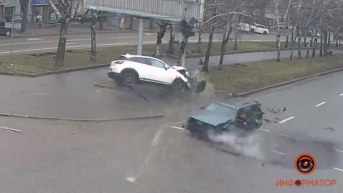 В Днепре на проспекте Поля столкнулись Mazda и Volkswagen: видео момента ДТП