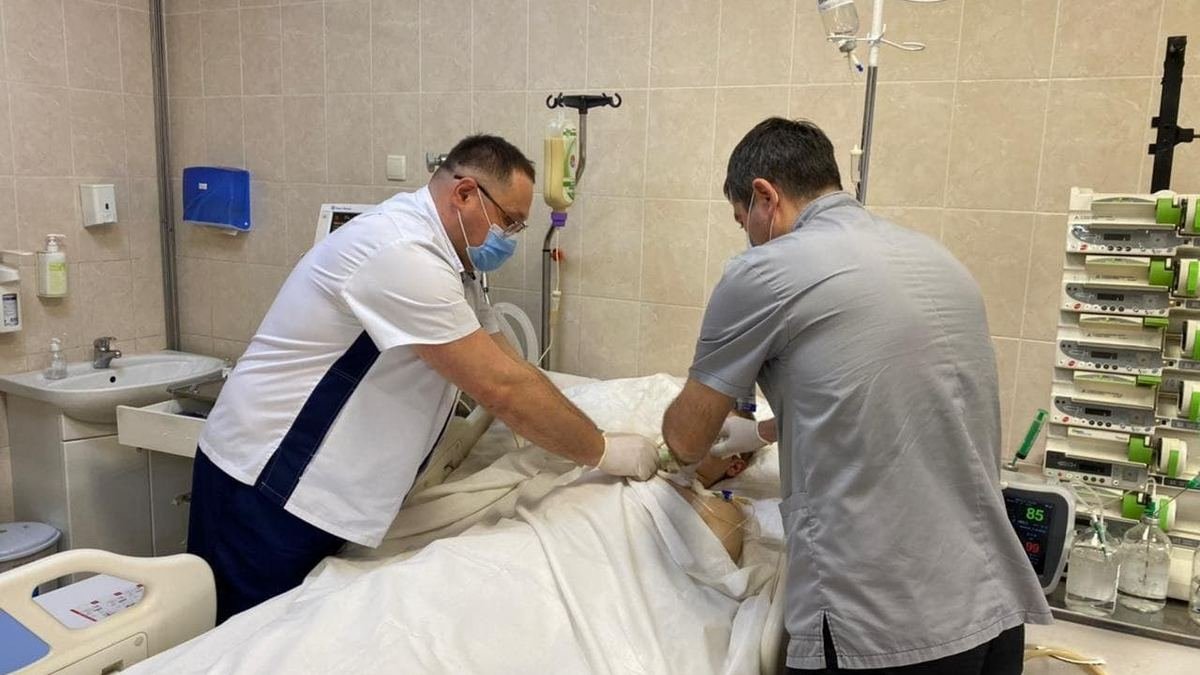 В Днепре в больнице Мечникова месяц борются за жизнь 18-летнего парня, который попал в аварию на скутере