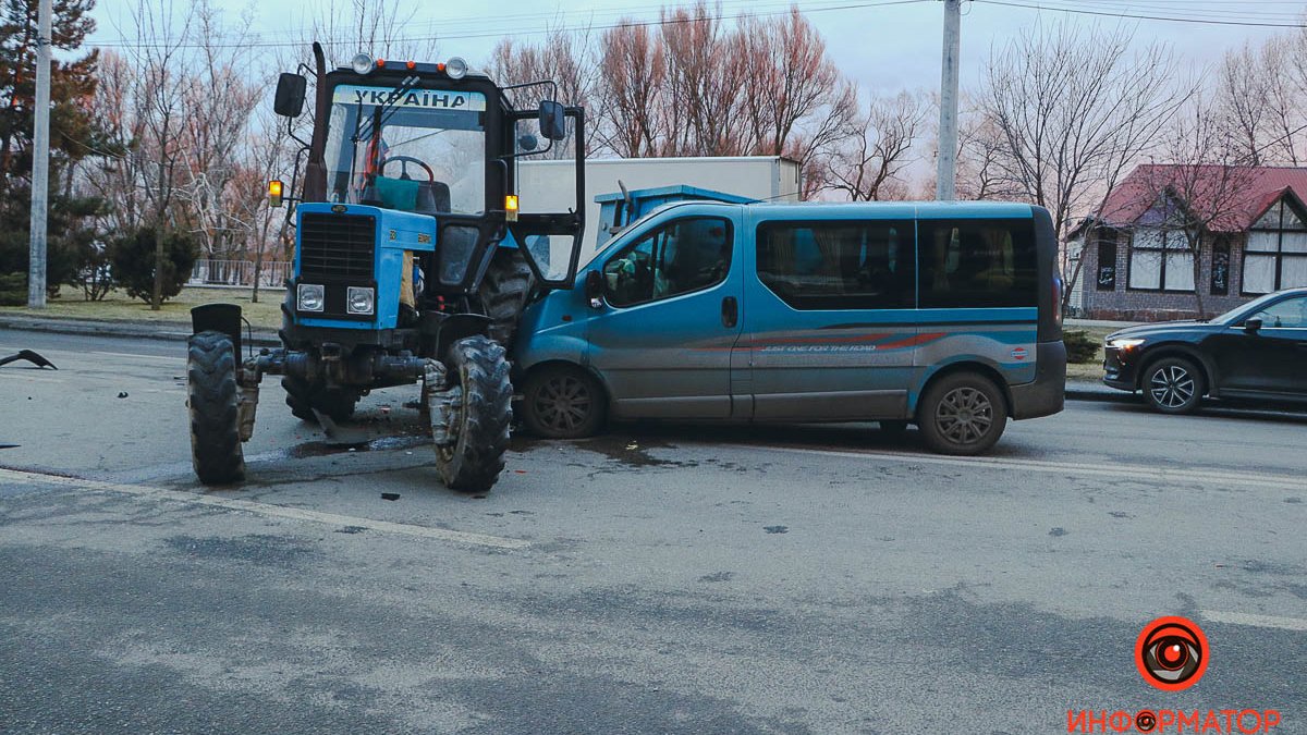 В Днепре на Маршала Малиновского столкнулись трактор и Nissan: проезд затруднен