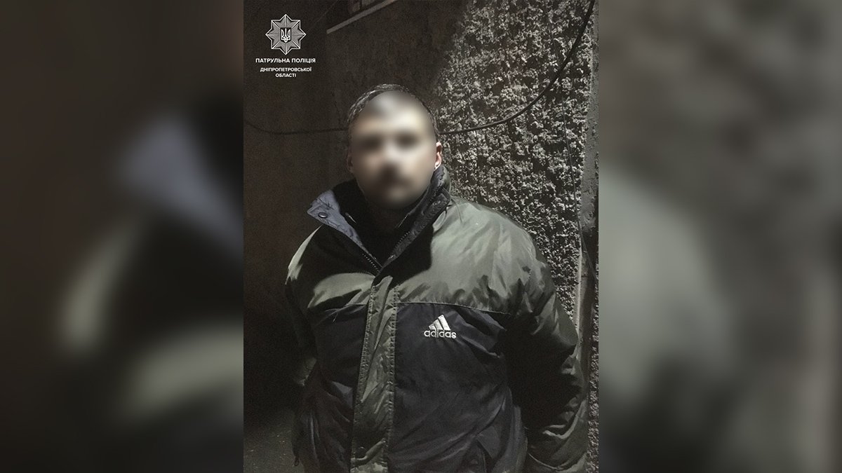 По пути на ночную смену: в Днепре на Титова патрульные задержали мужчину, который залез в чужое авто