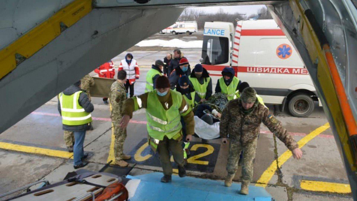 Из Днепра в Киев на самолете эвакуировали раненых бойцов