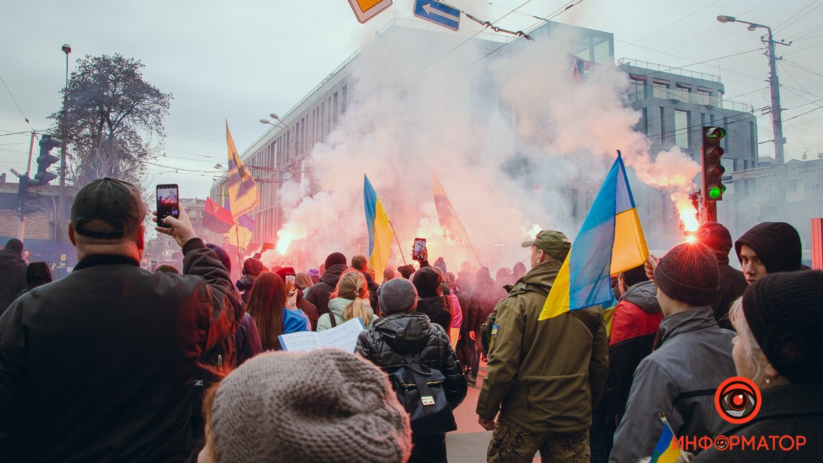 Сотни флагов, фаеры и бесконечная колона: в Днепре прошел марш Единства