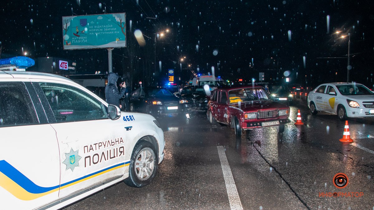 В Днепре на Набережной Победы столкнулись три автомобиля: пострадали мужчина и женщина