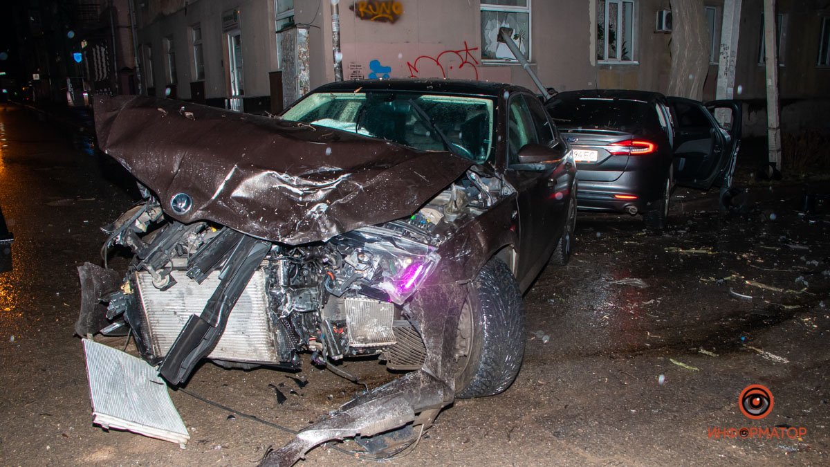 В Днепре на Олеся Гончара из-за ДТП с участием Ford и Skoda столб упал в окно жилого дома
