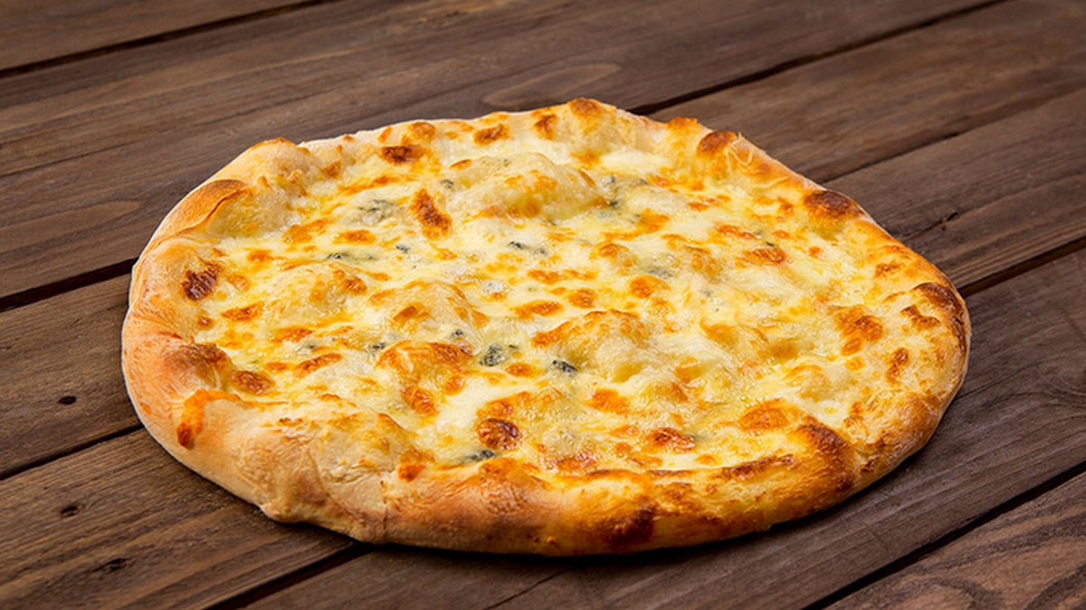 Простые и вкусные рецепты: как приготовить домашнюю пиццу "4 сыра"