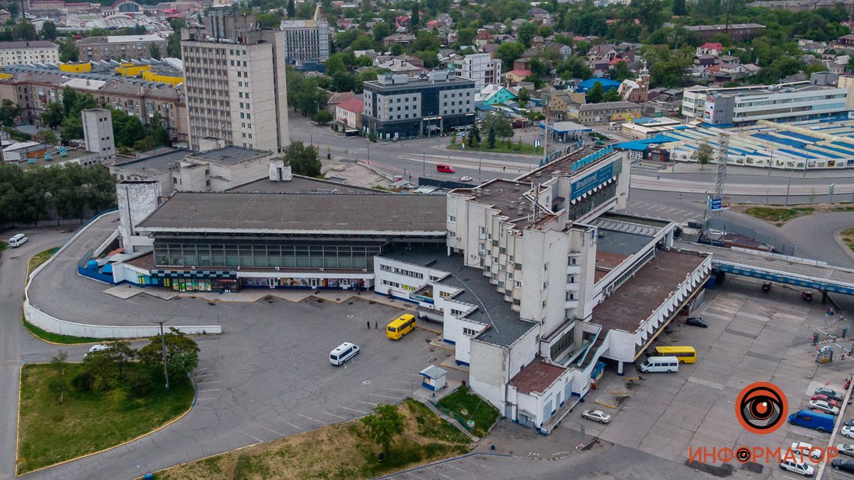 В Днепре на автовокзале мужчина ударил монтировкой по голове продавщицу и украл более 40 тысяч гривен