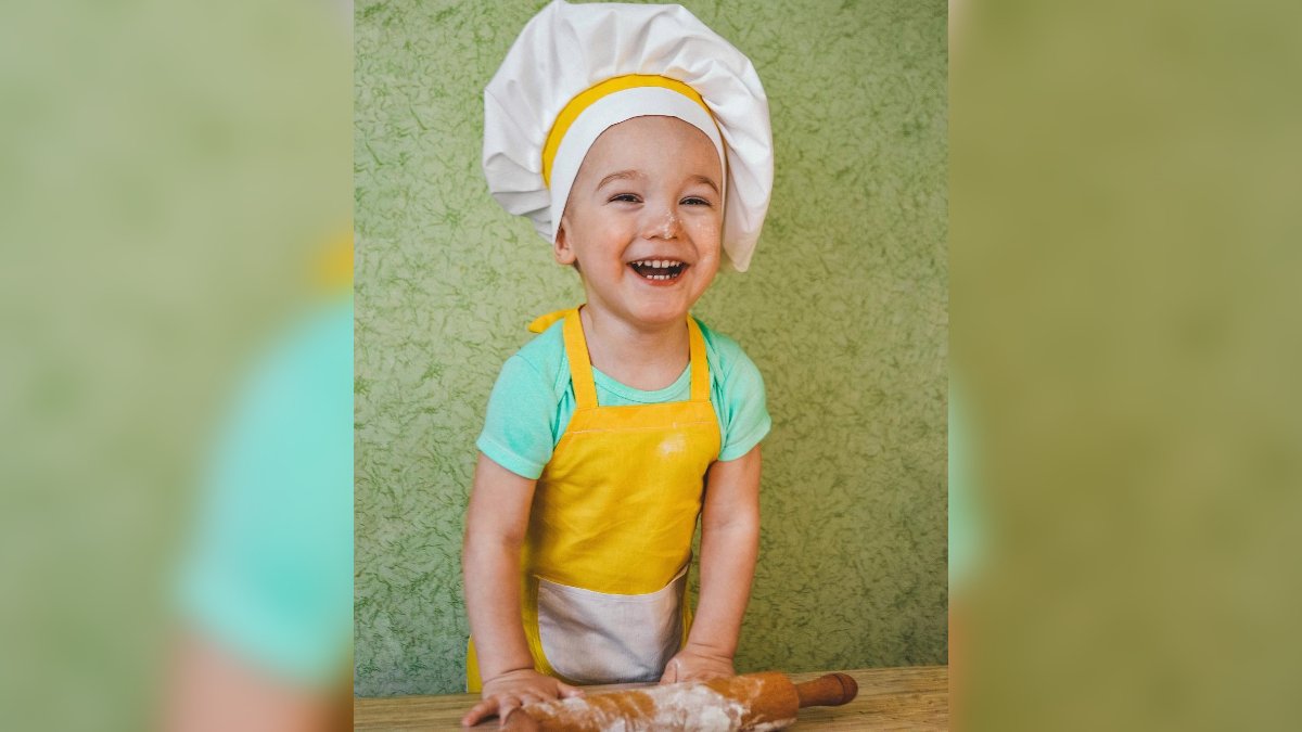 В Днепре 2-летний мальчик удивляет соцсети кулинарными "талантами"
